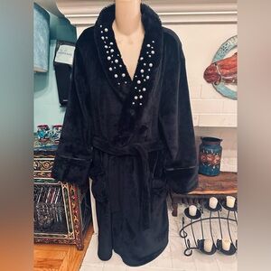NWOT P.J. SALVAGE LUXE AFFAIR BLACK PLUSH FAUX FUR ROBE W/PEARL EMBELLISHMENTS